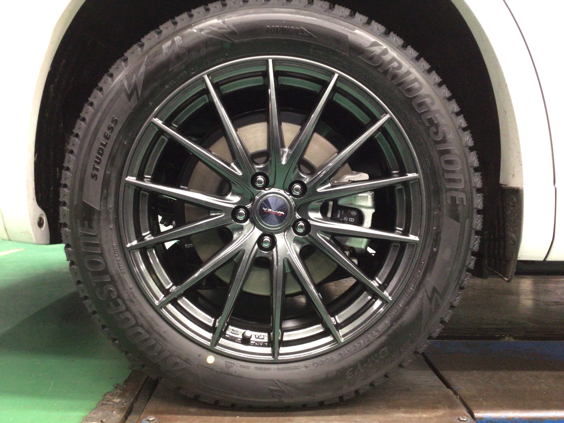 スタッドレスタイヤホイールセット交換作業（ブリヂストン ブリザック