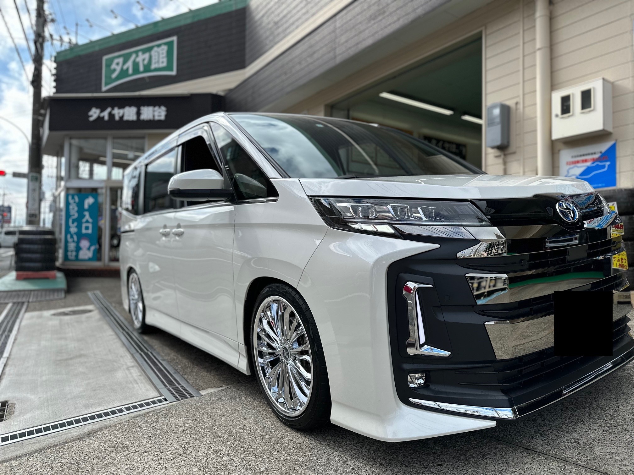 新型90ノア WEDSクレンツェ 19インチ 取付 | 店舗おススメ情報