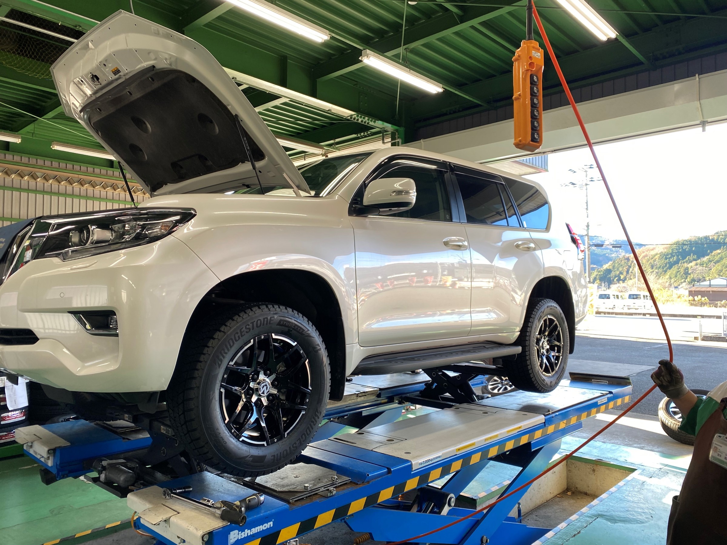 トヨタ ランクルプラドにスタッドレスタイヤホイールセット取り付け