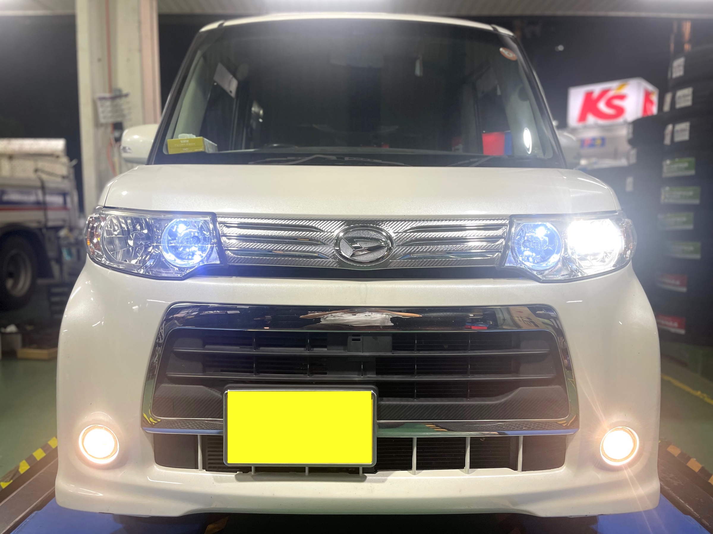 ダイハツ タントカスタム L375S 純正HIDヘッドライトバルブ交換 | 店舗