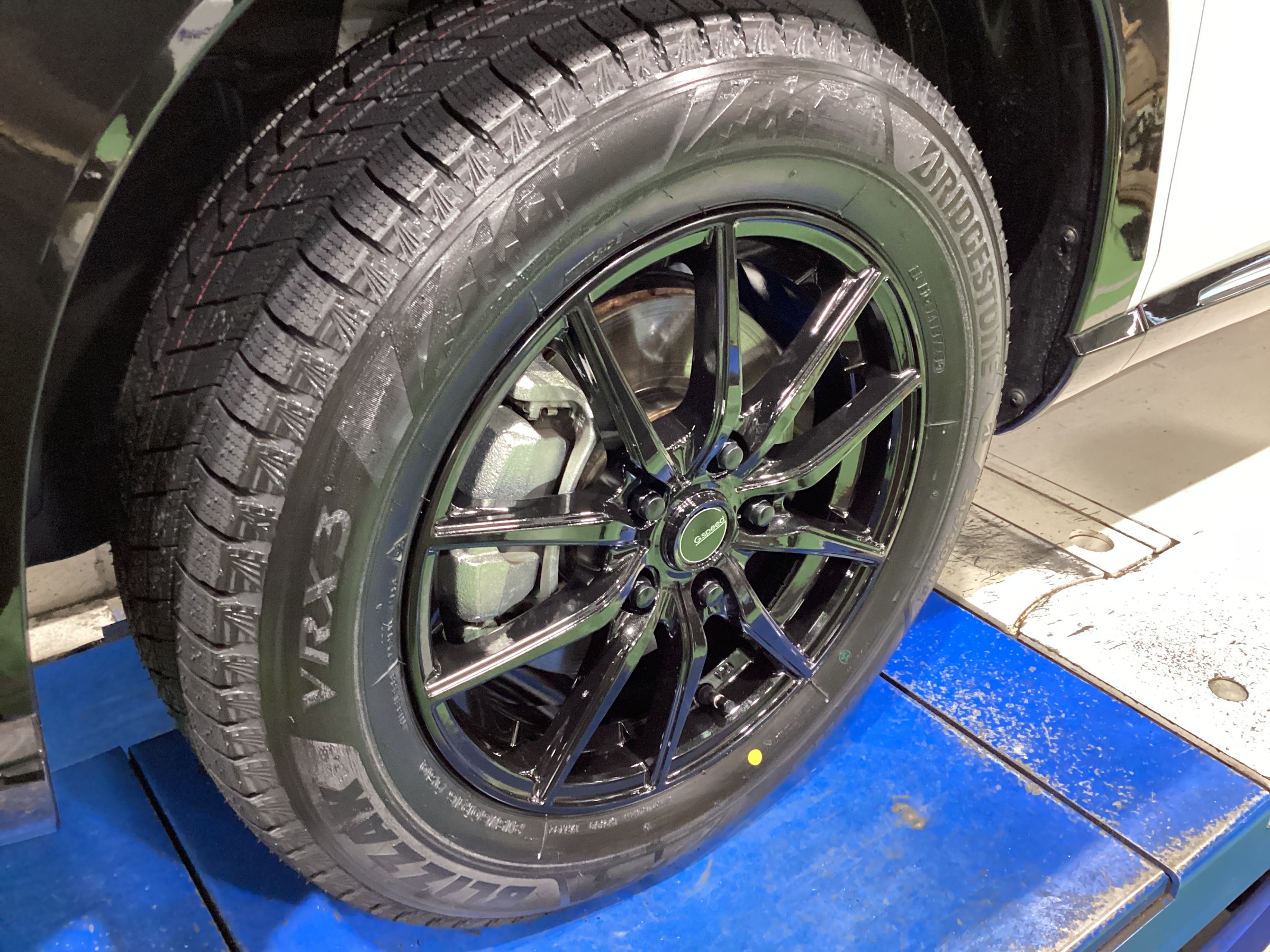 冬の準備はお済ですか！？ブリヂストンスタッドレス【BLIZZAK VRX3 215