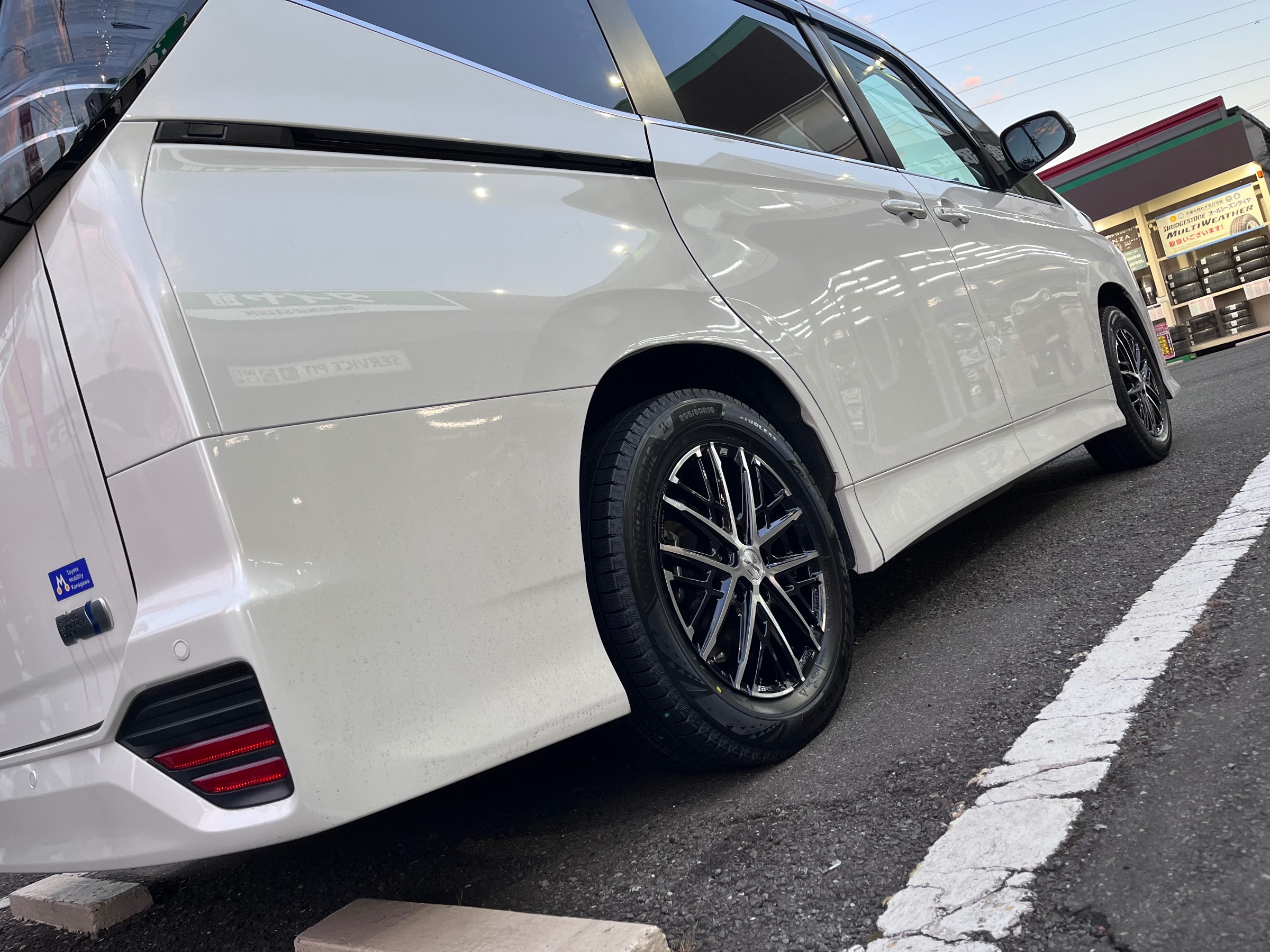 ヴォクシーにスタッドレスタイヤホイール取付 | 店舗おススメ情報