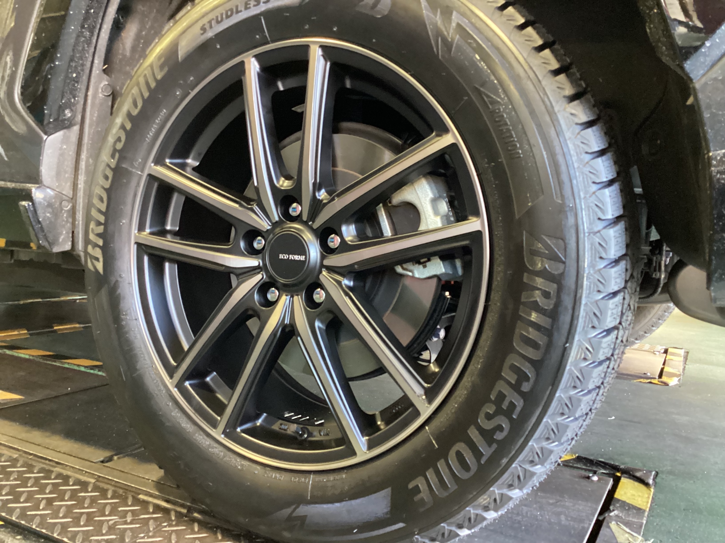 トヨタ・RAV4】スタッドレスタイヤホイールセット交換作業