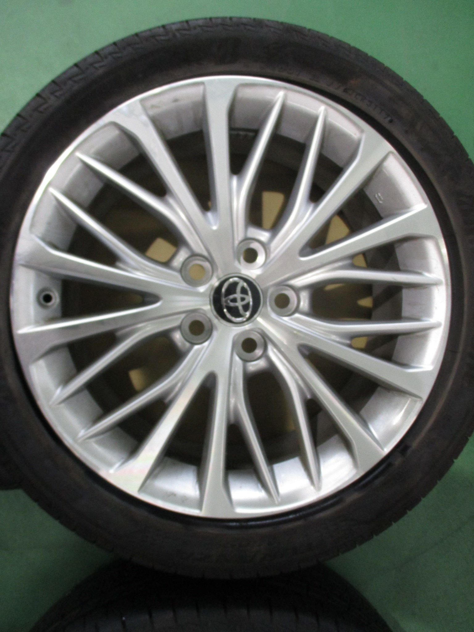 トヨタ・AXVH70 カムリ】タイヤ＆ホイール交換・アライメント調整作業