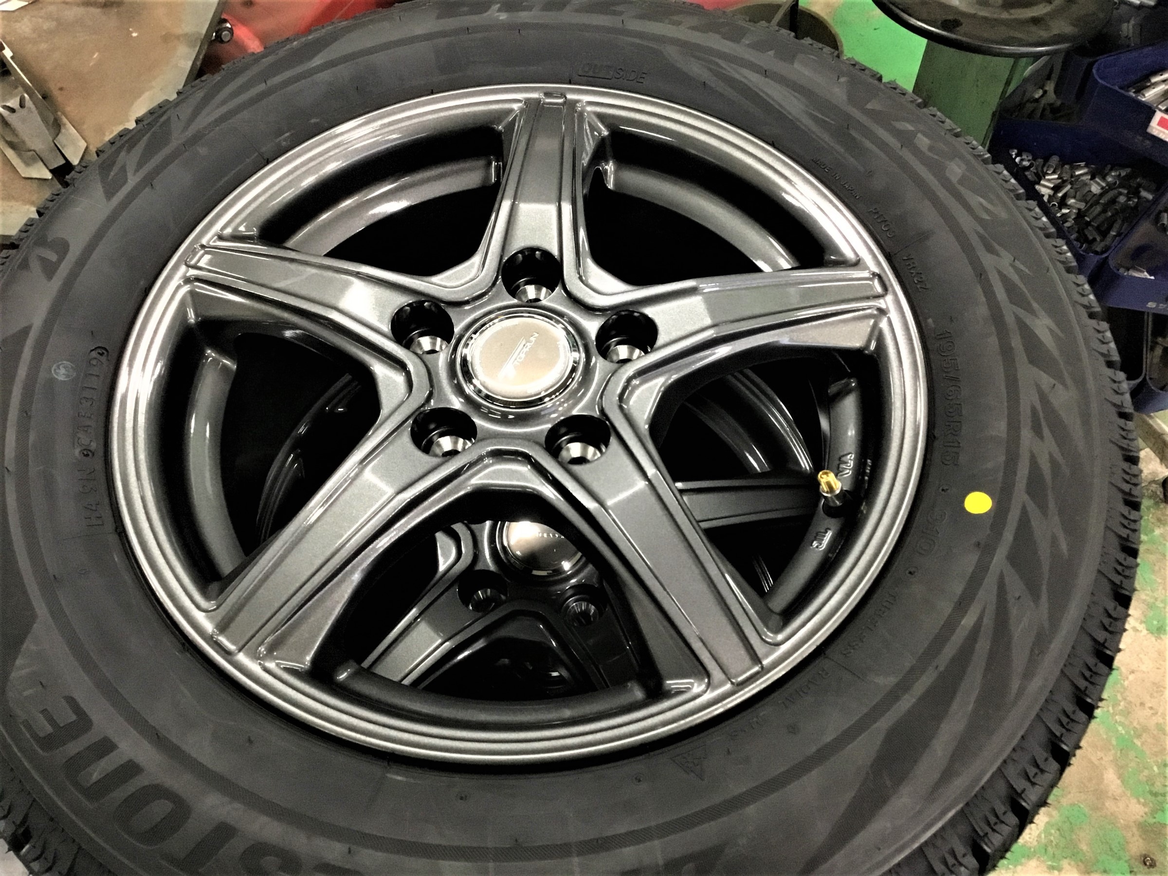 80型VOXY、スタッドレスタイヤ＆アルミホイールセット取り付け