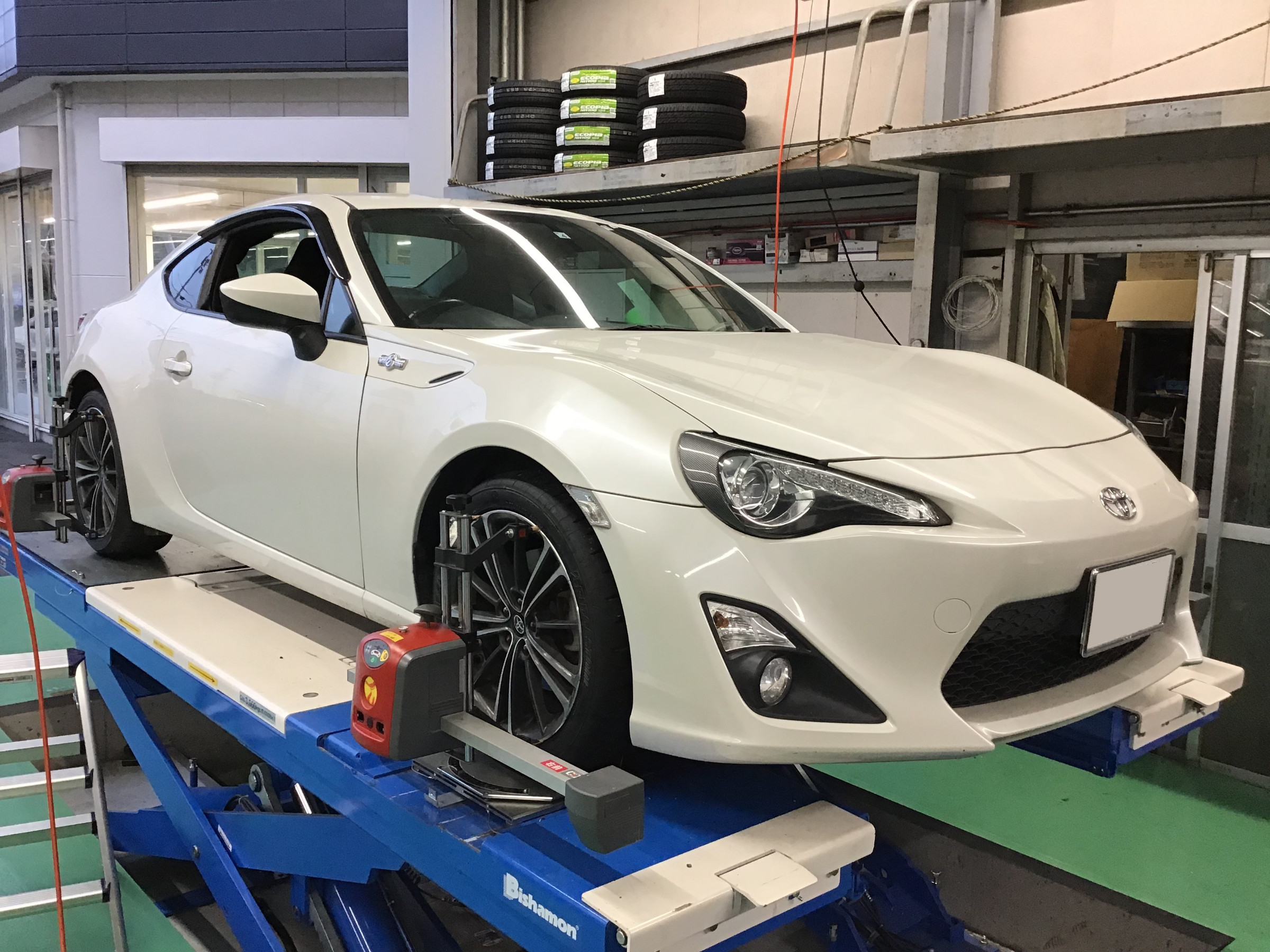 トヨタ「86」ZN6前期型のタイヤ交換 215/45R17 | 店舗お