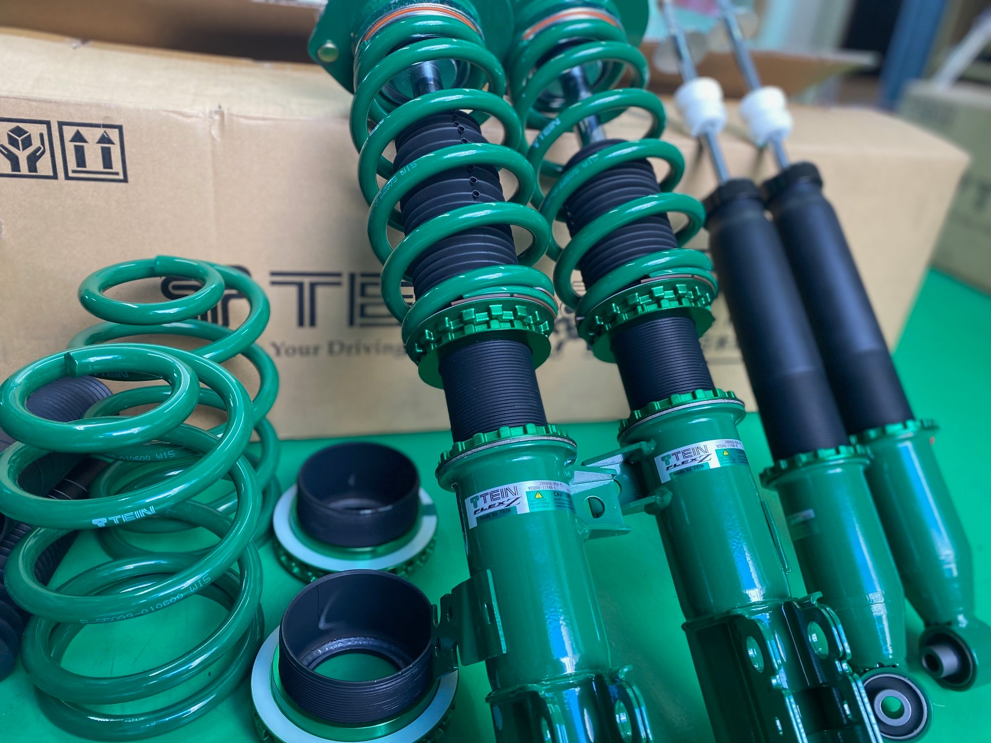 トヨタ ヴォクシー（ZRR80W） TEIN車高調「FLEX-Z」取り付け | 店舗お