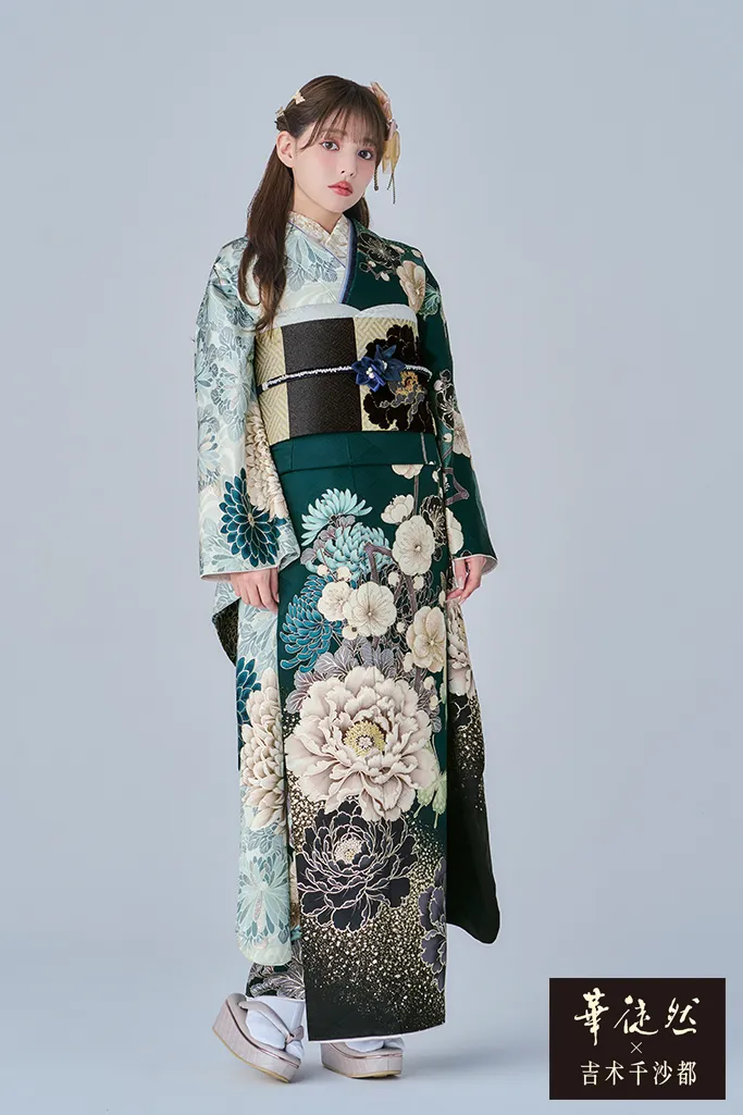 エメラルドグリーンの振袖｜成⼈式の振袖レンタルならTAKAZEN、世界
