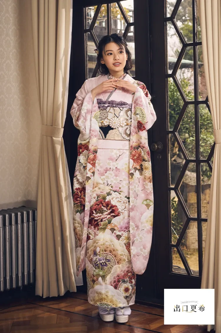 ピンク色の振袖｜成⼈式の振袖レンタルならTAKAZEN、世界⼀かわいい