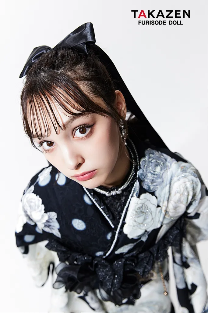 ヘップバーン 白/黒 バラ柄/リボン柄 かわいい キラキラ振袖 ハイ