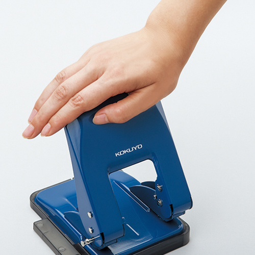 たのめーる】コクヨ 2穴パンチ ラクアケ 37枚穿孔 青 PN-G37B 1台の通販