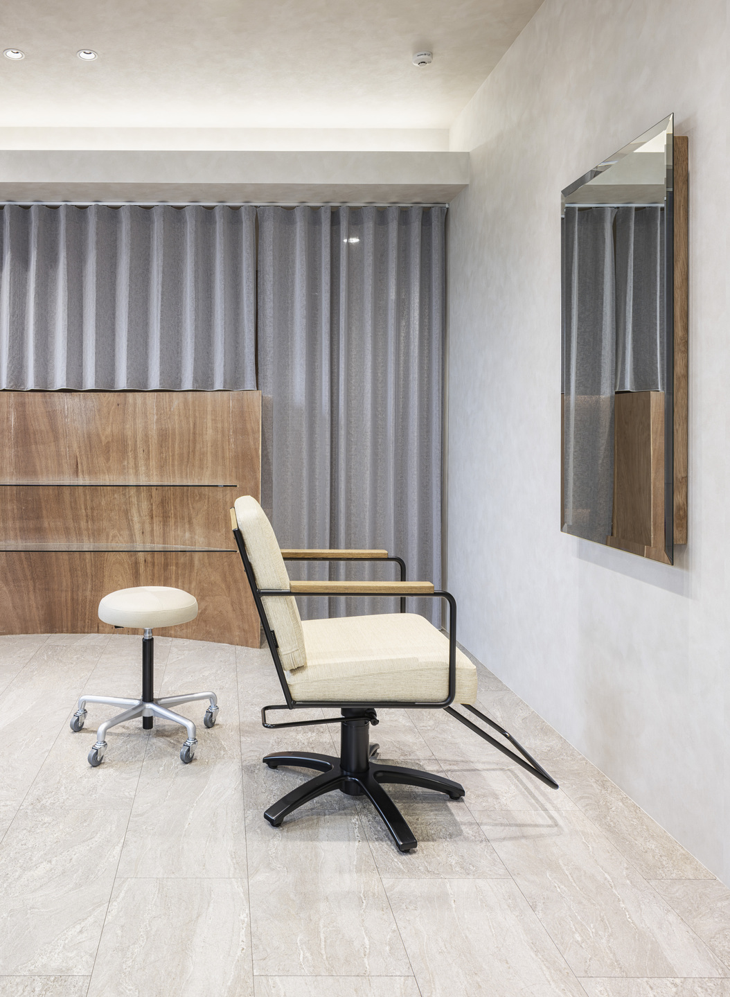 THEIA Stool | ミラー・サロン家具・ワゴン等 | 製品情報 | タカラ