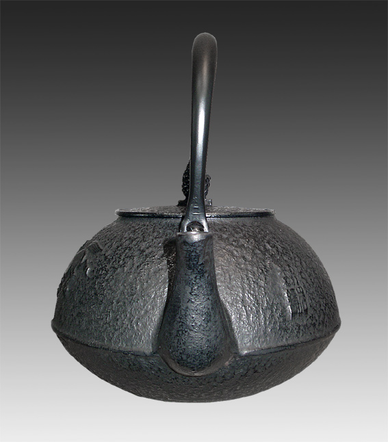 南部馬が描かれた鉄瓶です。南部鉄瓶｜藤枝工房 南部鉄器の