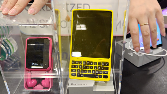 カード型からジンバル内蔵まで、CESで見つけた変態スマホ（スマホ沼