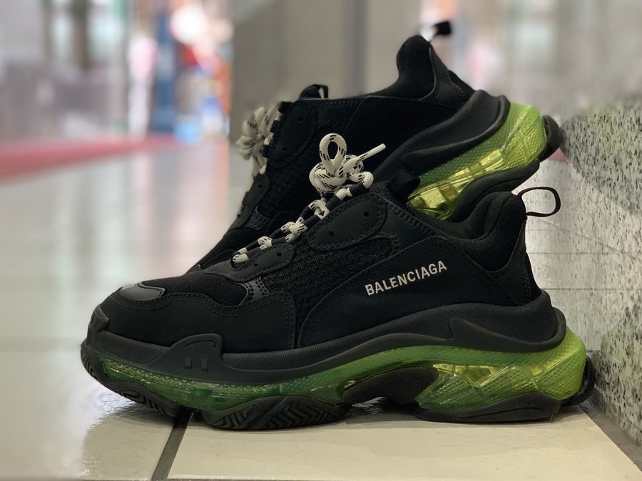 BALENCIAGA / バレンシアガ】より大人気モデルのスニーカー Triple S