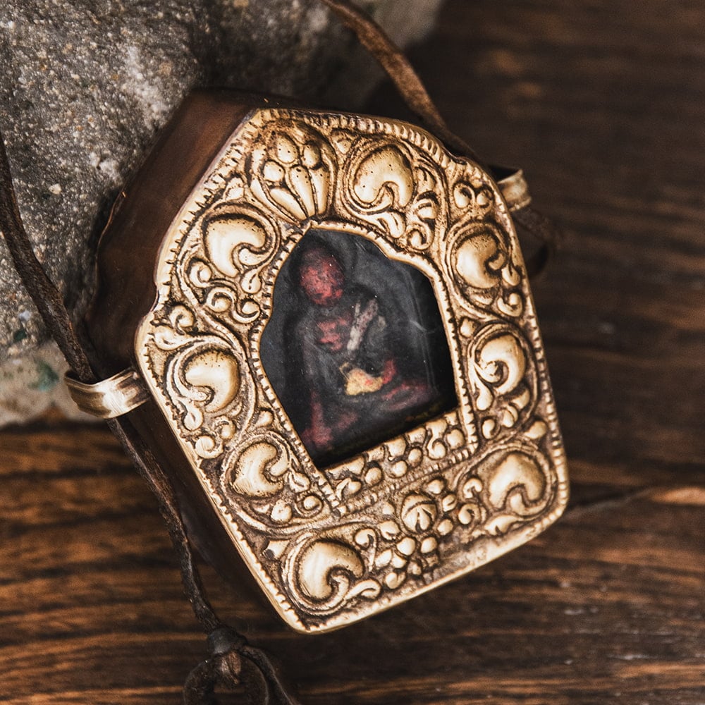 持ち運びができるチベット仏教の仏壇 ガウ（小） の通販 - TIRAKITA.COM