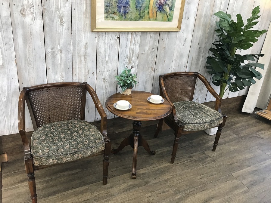 Karimoku（カリモク）】アンティークデザインの肘掛椅子（コロニアル