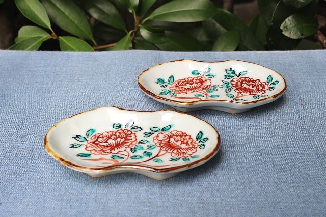 石川県金沢市で作陶されている九谷焼作家山本恭代さんの赤絵分銅形小皿