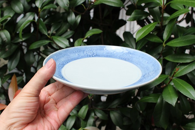 滋賀県大津市で作陶されている稲村真耶さんの呉須染花蝶文7寸皿