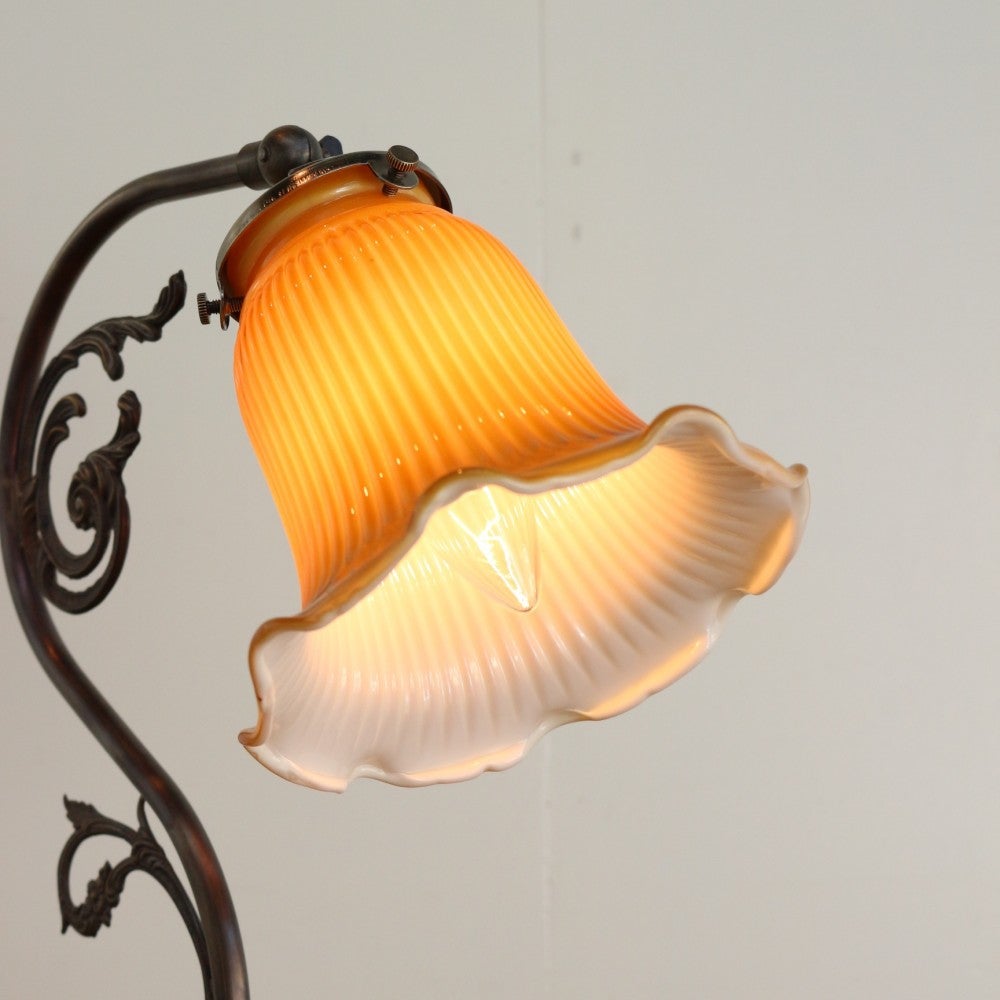 花のようなガラスシェード♪ エレガントなテーブルランプセット【灯具A