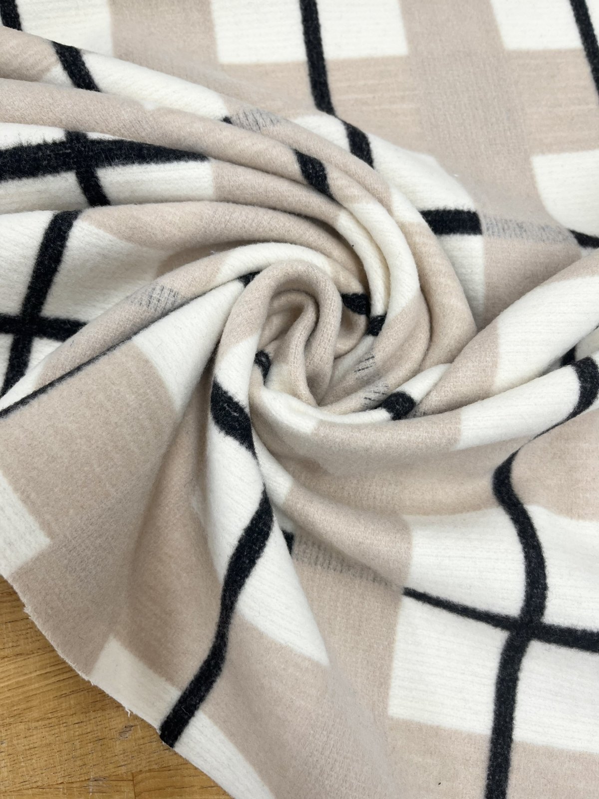生地：大柄チェック起毛ウール混ファブリック（白×黒×グレージュ