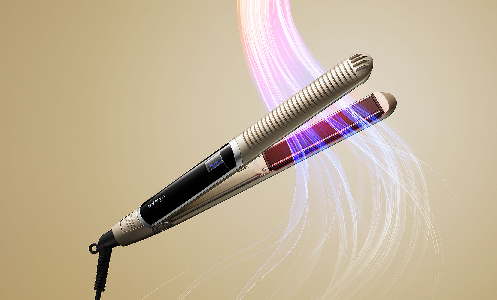 保水ヘアアイロンでもっとストレートに、使うたび艶やかな髪へ