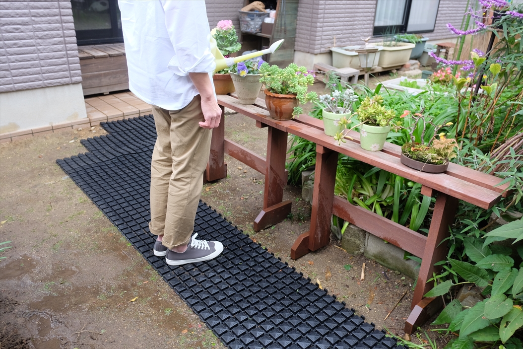 足元が汚れにくいラバーマット 25×25 | 山崎産業株式会社 家庭用品事業