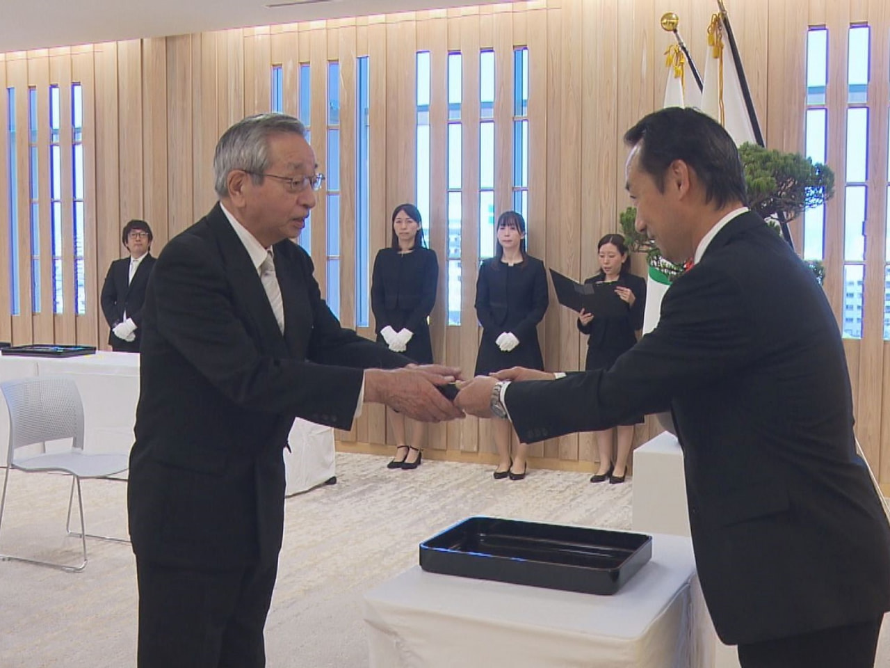 秋の叙勲 岐阜県庁で伝達式 18人に知事が勲章を伝達｜ニュース｜ぎふ