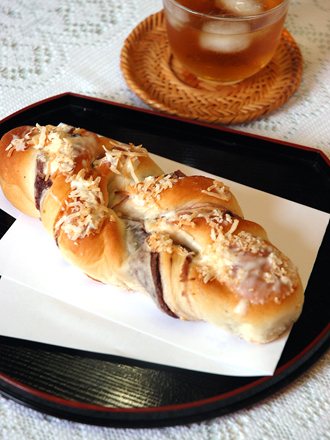 創業からのロングセラー☆ココナッツあんパン - ヤムヤムナガノ