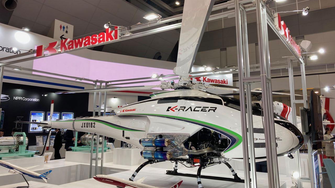 Ninja H2R」のエンジンで200kg搬送、川重が無人ヘリ初公開 | 日経