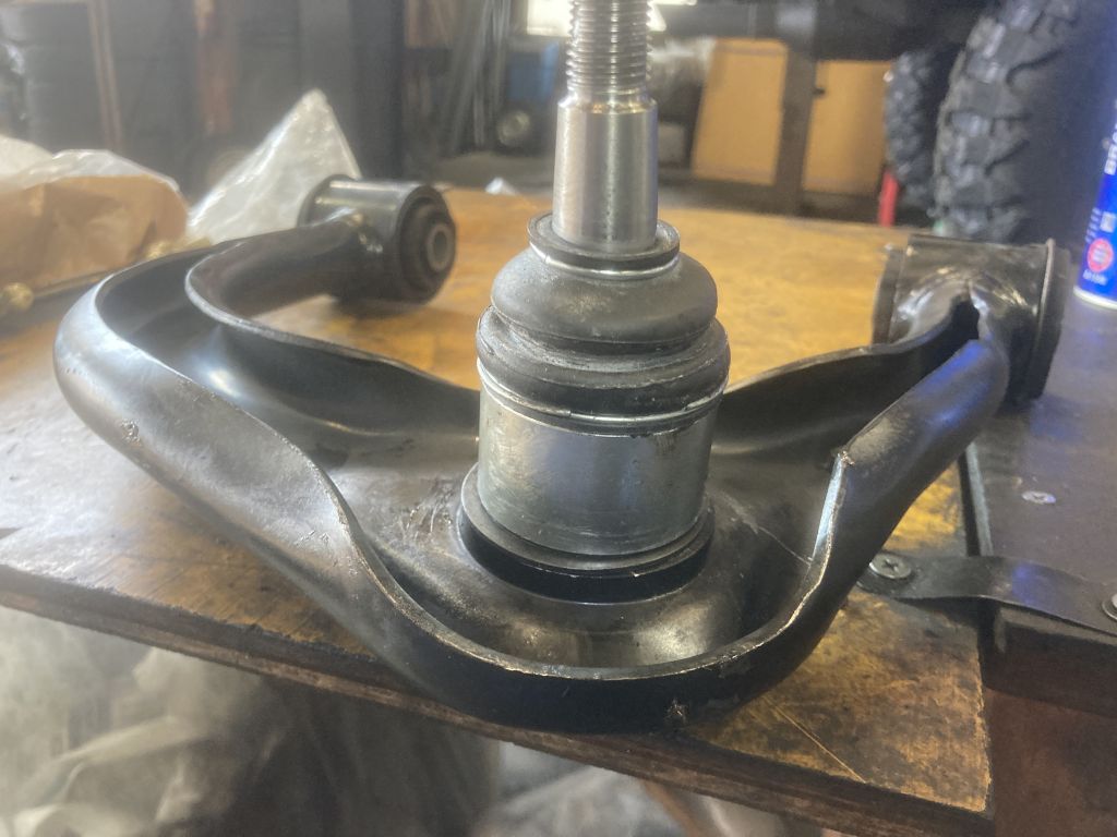 ランクルプラド150 アッパーアームロングボールジョイント交換