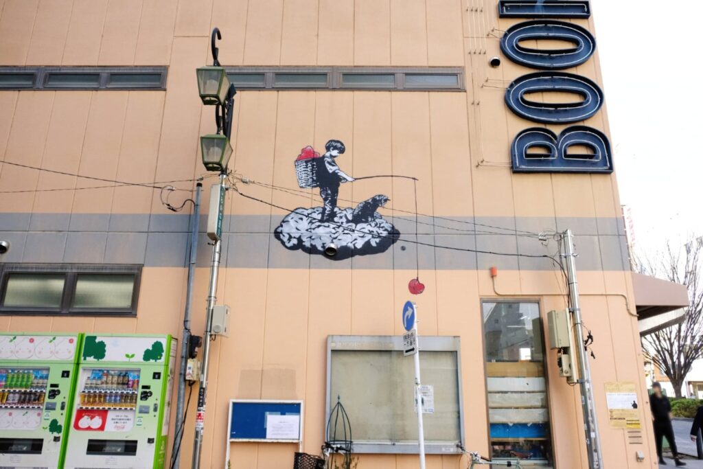 作品解説】ステンシル壁画（HYKRX）｜自由が丘・不二屋書店に描かれた