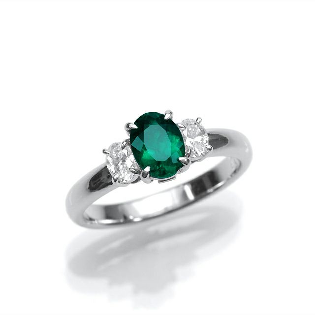 コロンビア産エメラルド0.71ctプラチナリングダイヤ0.33ct付(中央宝石