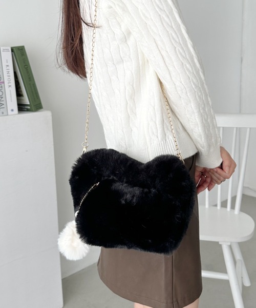 CLEA ショルダーバッグ バッグ チャーム付きファーショルダーバッグ