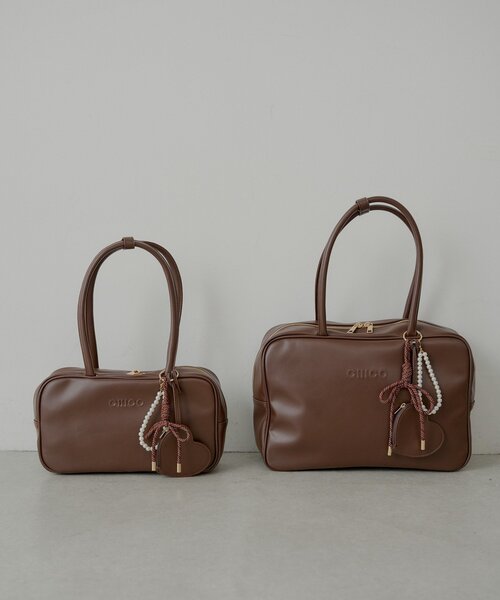 Chico（チコ） ボストンバッグ 「2サイズ展開」チャーム付きスクエア