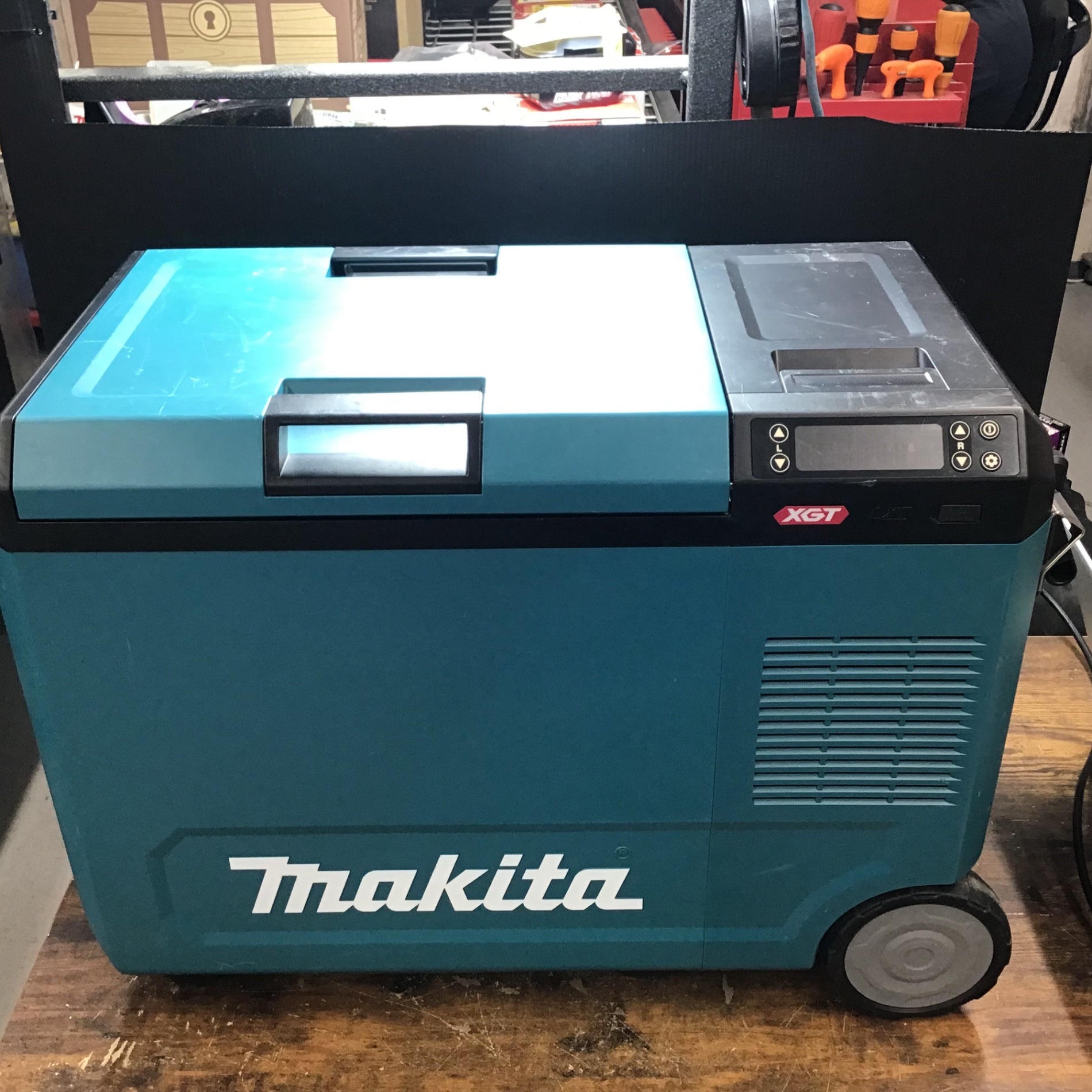 中古品】☆送料無料☆マキタ makita 40V コードレス冷温庫 CW004GZ