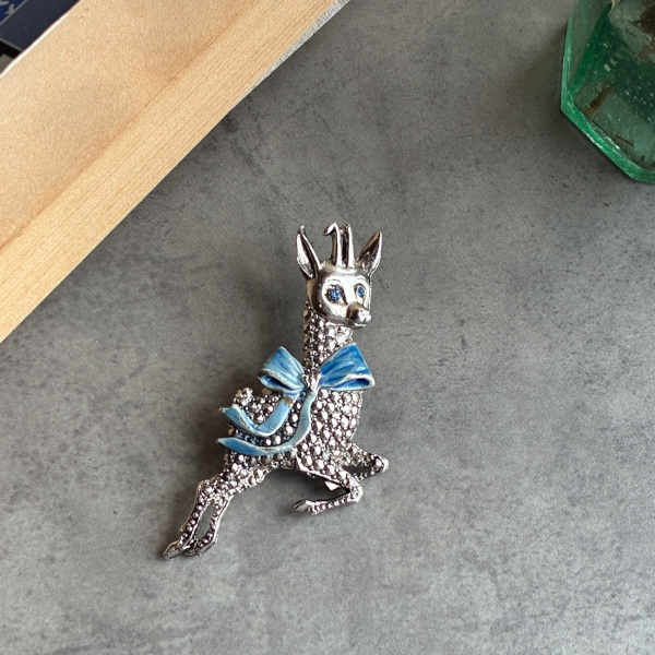 幸運を運ぶ青の鹿 英国ヴィンテージブローチ|英国アンティーク