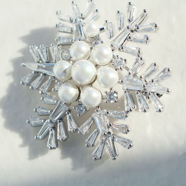 スノーフレークモチーフキュービックジルコニアブローチ・ペンダント