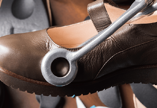 おしゃれ、履き心地を両立 スニーカーコレクション ｜ AKAISHI 公式通販