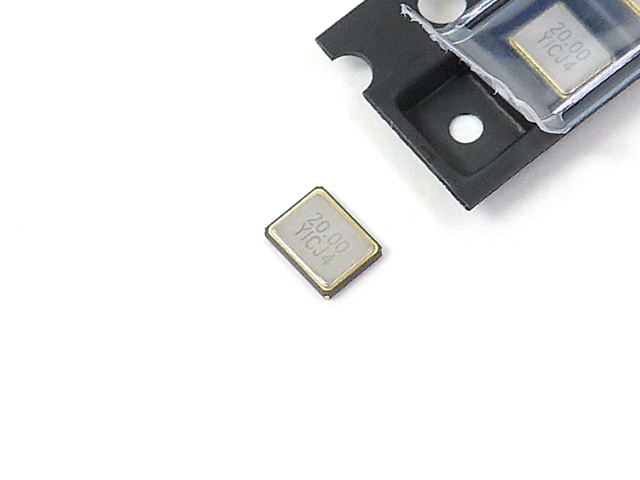 表面実装型クリスタル(水晶発振子) 20MHz 3225 XT324: 受動部品 秋月
