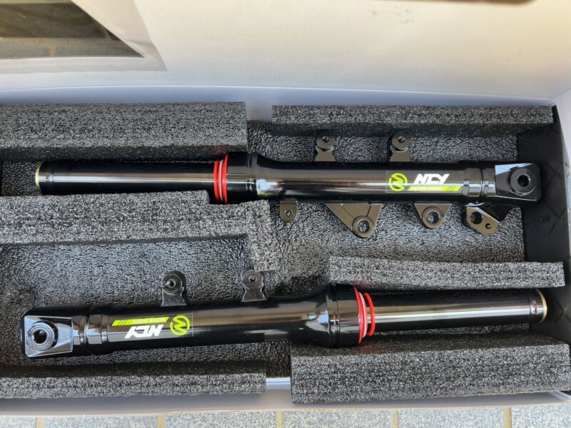 シグナスグリファス NCY フロントフォークチタンブラックカラーに交換