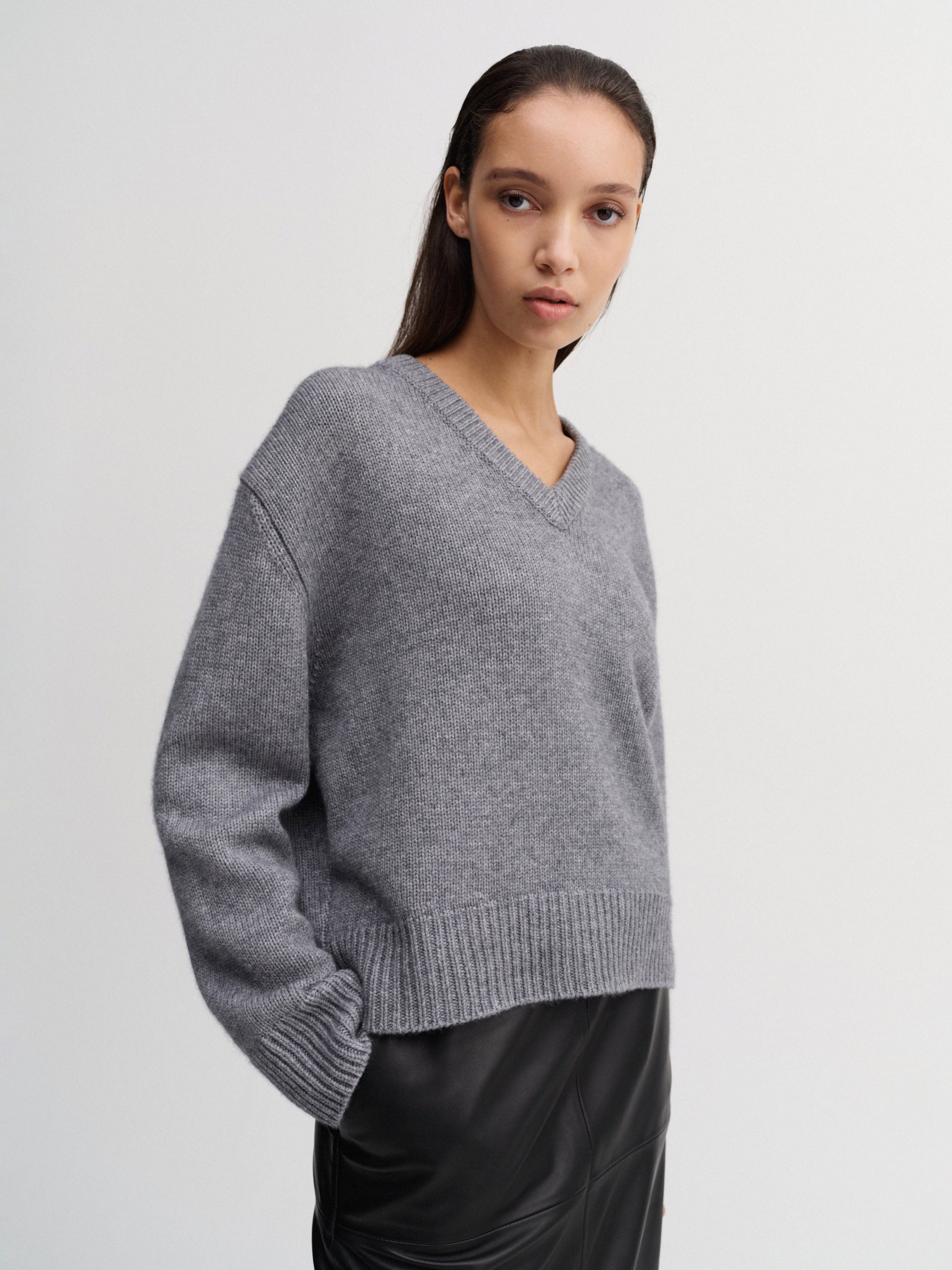 Yara V-Neck Sweater, grey – ALMADA LABEL