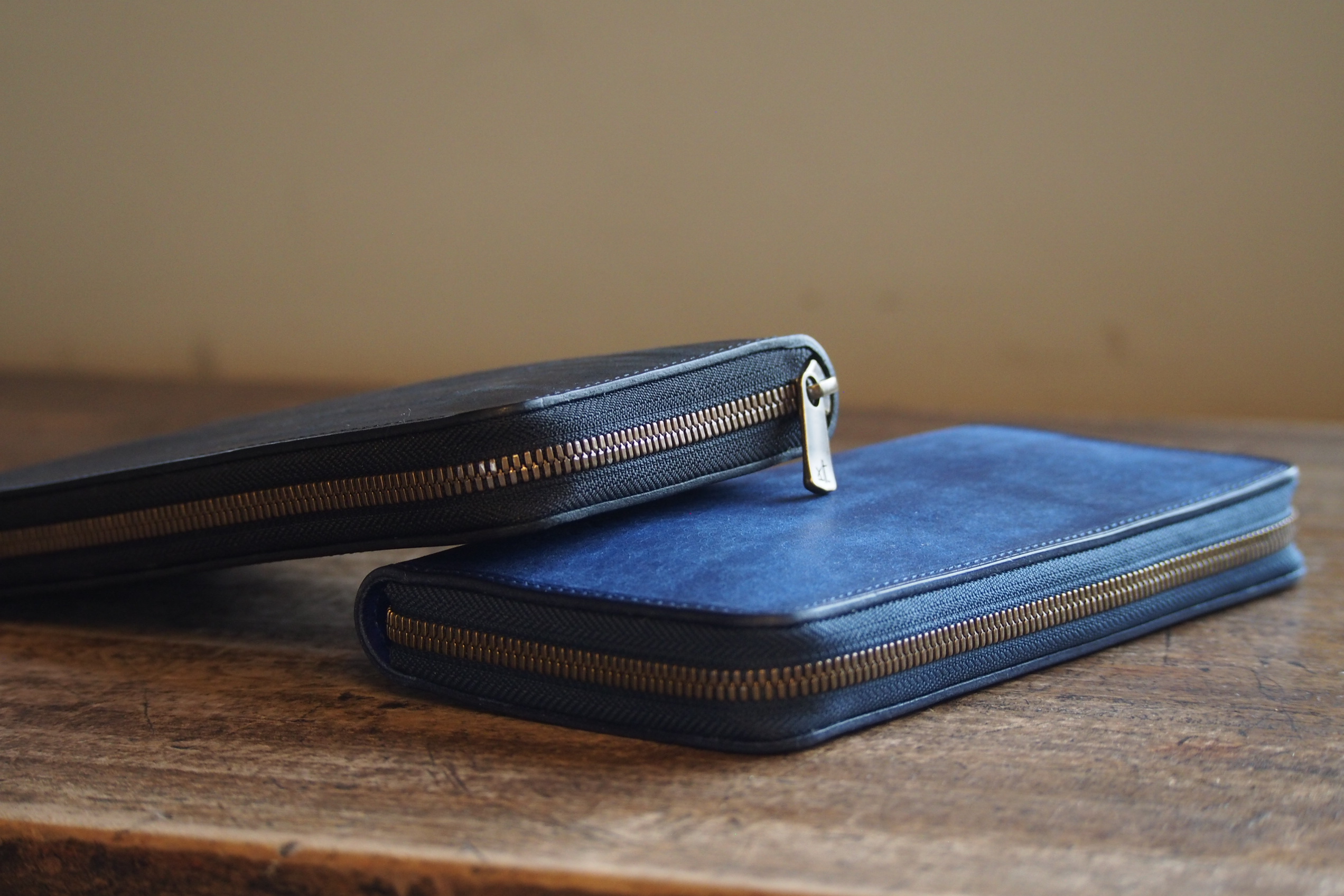 ラウンドジップ長財布 - 雨ザラシ工房