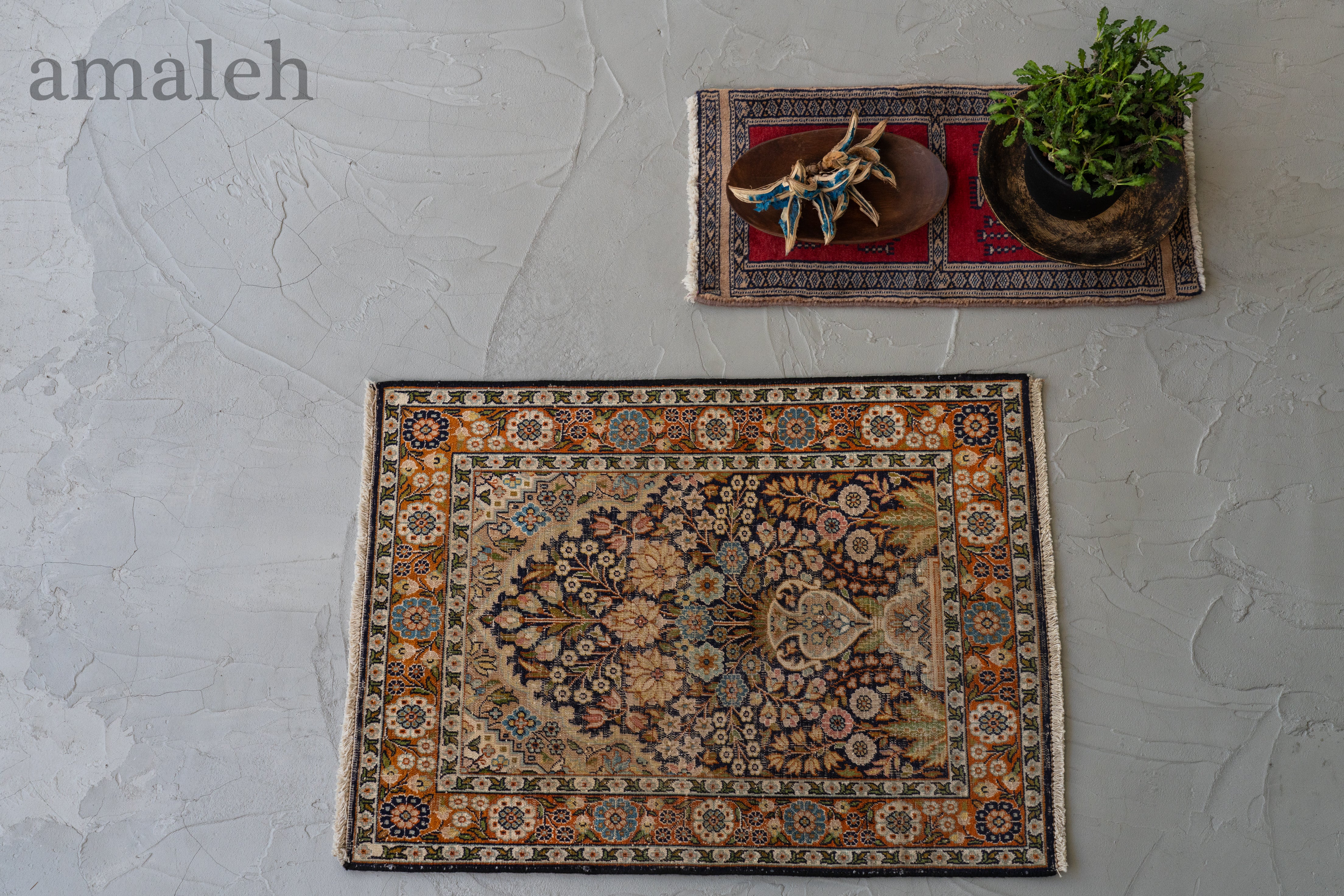 SMALL SIZEのヴィンテージラグ・トライバルラグ・手織りの絨毯