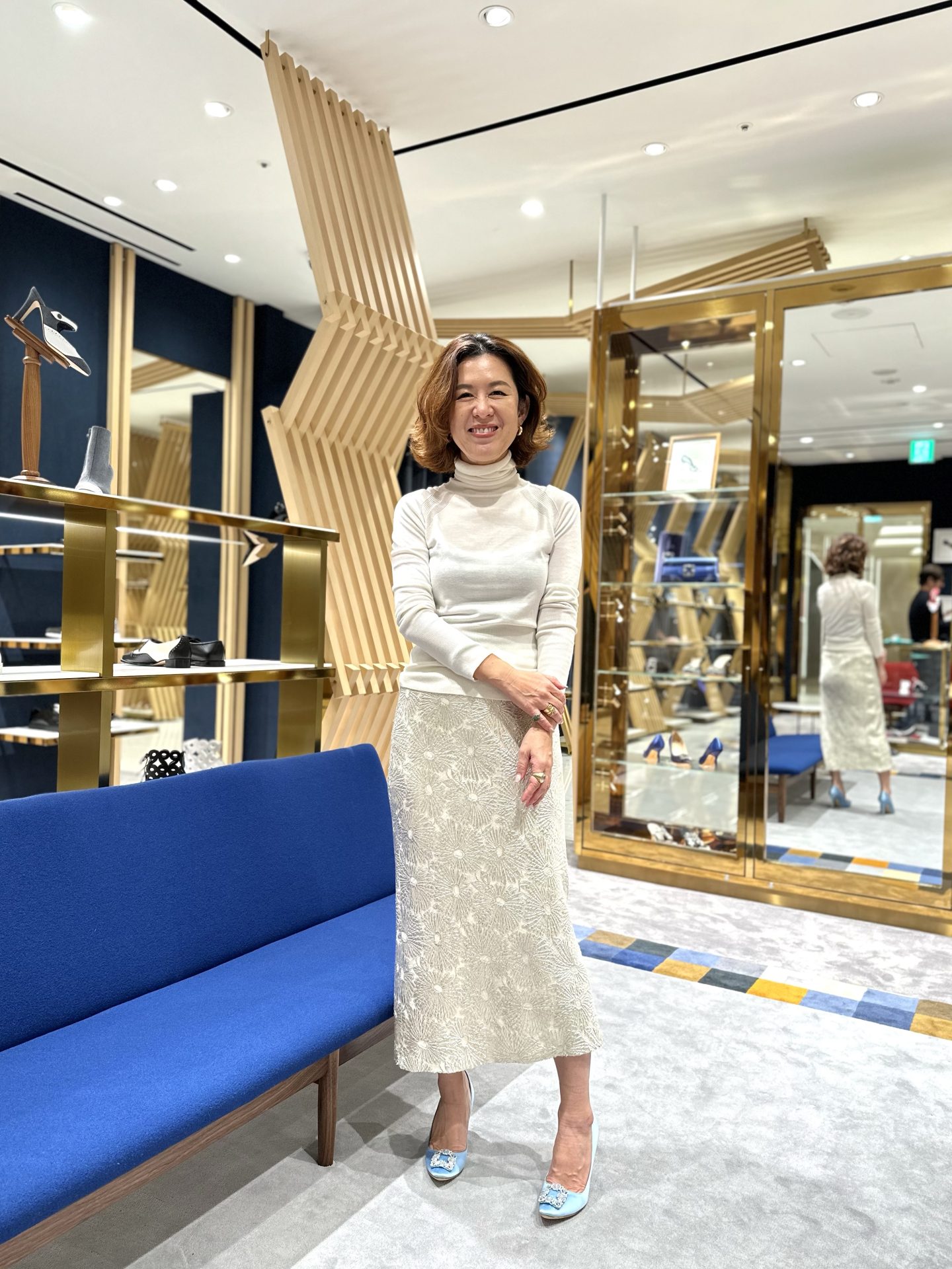 マノロ ブラニク】やっぱり この煌めきは特別！ by 大草直子｜着こなし