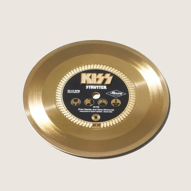 キッス 760万円の純金レコード（限定5枚）と40万円の金メッキレコード