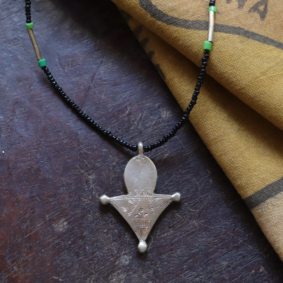 amphora / トゥアレグクロス ペンダント ビーズネックレス【現品お届け】