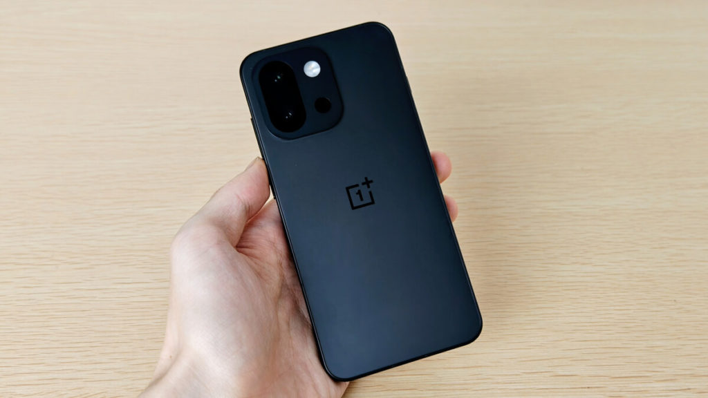 OnePlus 13Tレビュー。6.32インチ小型スマホながら6260mAhバッテリーや