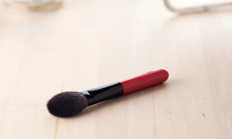 Takeda Brush / 熊野筆 携帯用チークブラシ(レッド)を贈るなら、多彩で