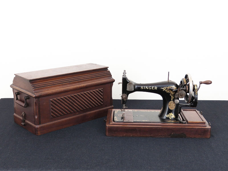 イギリスの古い手動式の卓上ミシン（SINGER）（1月22日